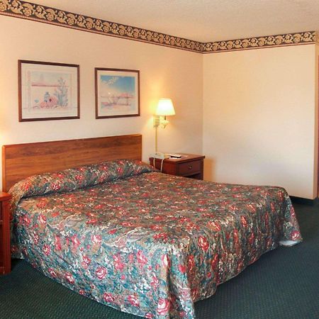 Rodeway Inn Greenwood Habitación foto