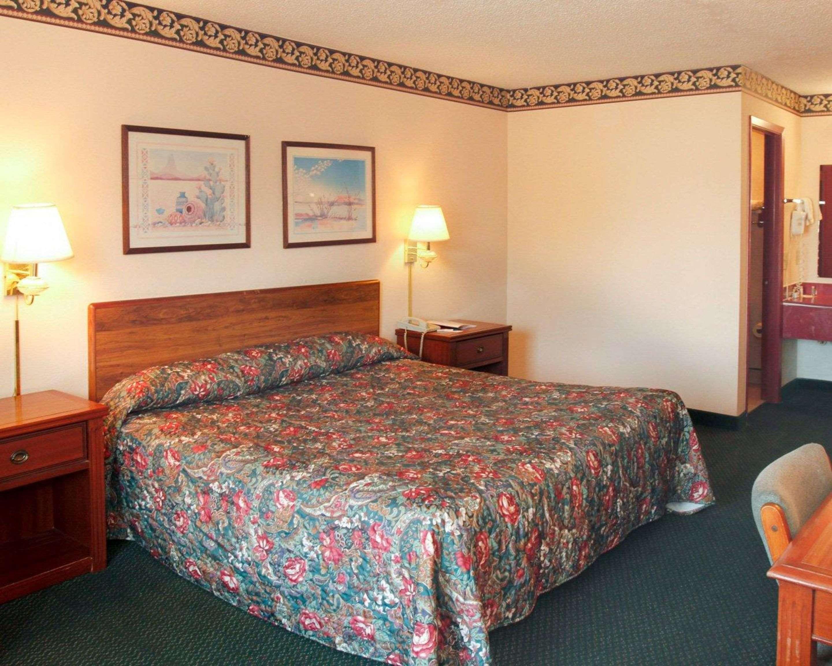 Rodeway Inn Greenwood Habitación foto
