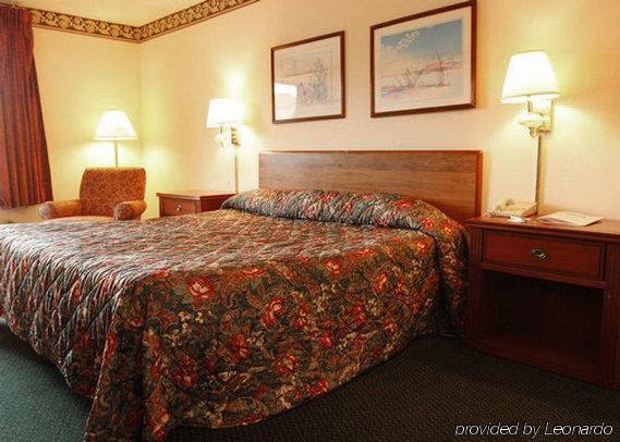 Rodeway Inn Greenwood Habitación foto